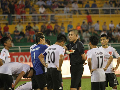 Trưởng giải V-League bị “ném đá” sau sự cố trên sân Thống Nhất