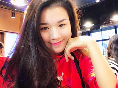 Nữ nhân viên vừa làm, vừa hát được dân mạng yêu thích