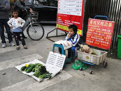 Cảm động bức tâm thư tìm cha mẹ của bé gái Trung Quốc mồ côi đi bán rau