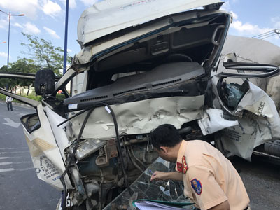 Hai xe tải nát bươm đầu do xe bồn tông, 3 người bị thương