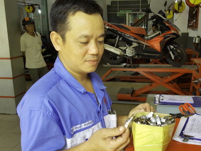 Hàng nghìn xe máy hỏng bugi nghi do xăng