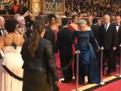 Hết Jennifer Lawrence, đến Meryl Streep suýt ngã nhào trên thảm đỏ Oscar 2017