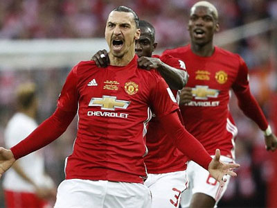 Ibrahimovic thăng hoa, MU vô địch League Cup