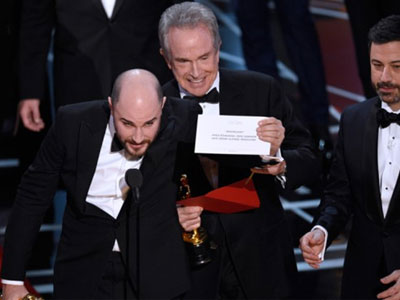 Lý do Oscar 2017 mắc sai lầm bi hài như Hoa hậu Hoàn vũ 2015