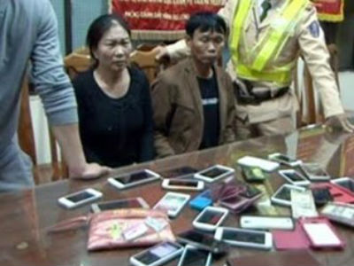 Mẹ chồng, con dâu "rủ nhau" đi móc túi người xem lễ hội