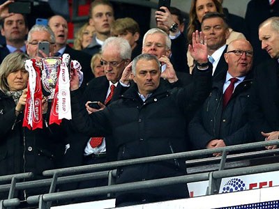 Mourinho sánh ngang Alex Ferguson ở League Cup