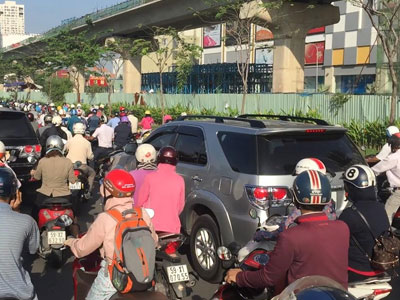 Ô tô va chạm liên hoàn, xa lộ Hà Nội ùn tắc ngày đầu tuần