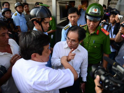 Phó chủ tịch quận 1 bị phản ứng khi dỡ chốt bảo vệ ở vỉa hè