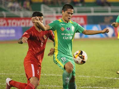 Vòng 7 V-League: Khán giả tiếp tục giảm và trọng tài tiếp tục... sai