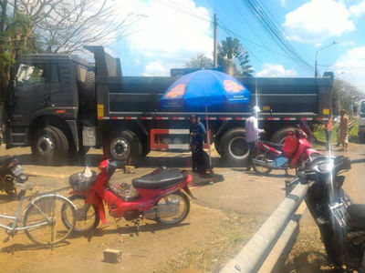 Xe máy va chạm xe ben, mẹ tử vong tại chỗ, con nguy kịch