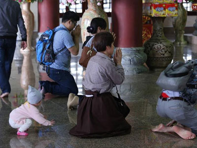 Đà Nẵng: Nhà chùa cho khách mượn váy quây để không ăn mặc phản cảm ở nơi tôn nghiêm