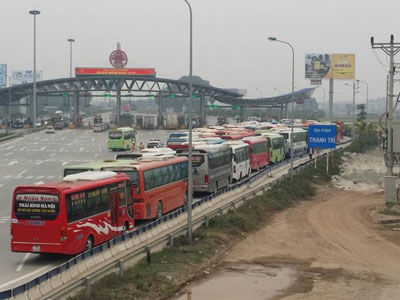 Gần 100 xe khách ra Hà Nội phản đối phân tuyến