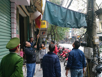 Hà Nội: Cẩu ô tô đỗ sai quy định, phạt các hộ cố tình lấn vỉa hè