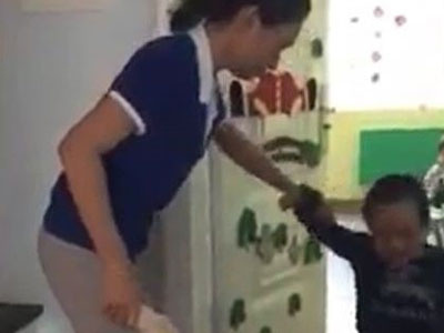Phạt tiền 2 cô giáo mầm non cầm dép đánh đầu trẻ