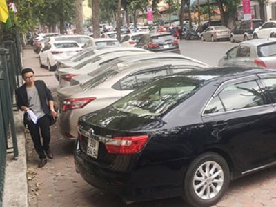 Vỉa hè Hà Nội không còn dành cho người đi bộ?