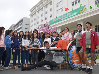 Ba chàng trai Nhật kéo xe vòng quanh thế giới đã tới Đà Nẵng