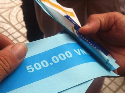 Hà Nội: Người dân bất ngờ khi cây ATM nhả toàn tờ giấy in chữ 500 nghìn đồng