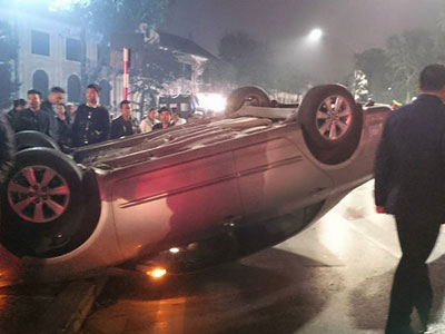 Hà Nội: Ô tô "chổng vó" trên đường, xe máy lao vào cột biển báo