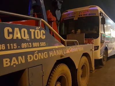 Hà Nội: Xe khách phản đối chuyển bến bị cẩu đi trong đêm