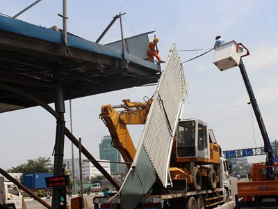 Mái trạm thu phí cầu Đồng Nai bị xe đầu kéo tông đổ sập