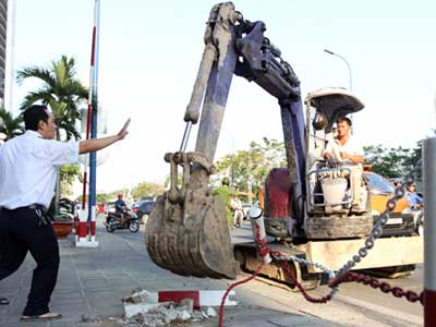 Ngân hàng Nhà nước TP HCM "lệnh" các nhà băng dời ATM lấn vỉa hè