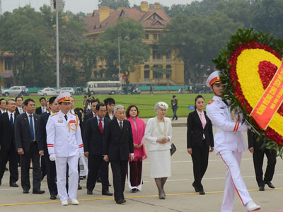 Nhà vua và Hoàng hậu Nhật viếng lăng Chủ tịch Hồ Chí Minh