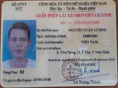Tài xế chạy ôtô vào làn buýt nhanh dùng bằng giả