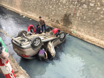 Hà Nội: Ô tô lao xuống mương nước rồi lật ngửa, người dân cạy cửa đưa người phụ nữ bị mắc kẹt ra ngoài