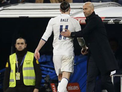 HLV Zidane nói gì về tấm thẻ đỏ điên rồ của Bale?