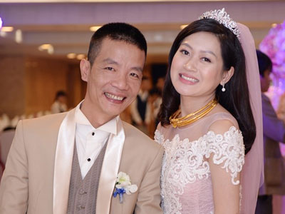 Nhạc sĩ Nguyễn Vĩnh Tiến và vợ 9X rạng rỡ trong tiệc cưới
