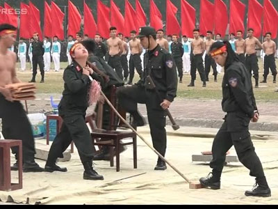 Nữ cảnh sát đặc nhiệm dùng yết hầu đè cong thanh sắt nhọn