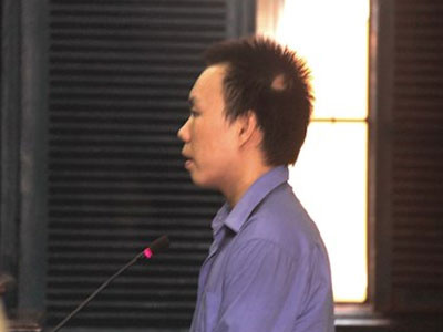 Tên cướp nã súng vào chủ tiệm vàng để thoát thân