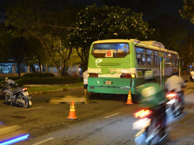 Xe buýt cán tử vong người đàn ông trong đêm ở Sài Gòn