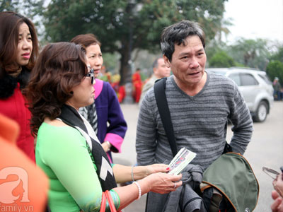 Lễ hội hoa hồng ở Hà Nội: Người dân chen chúc mua vé từ sớm nhưng không được vào bên trong