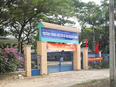 Một hiệu trưởng có bằng cao đẳng lúc... 18 tuổi