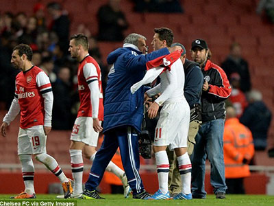 Oezil lần đầu hé lộ màn chửi thậm tệ của Mourinho