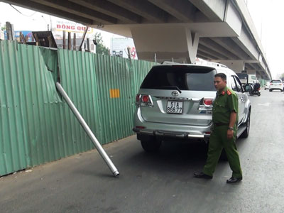 Thanh sắt rơi từ cầu vượt đâm thủng nóc ô tô, 2 người suýt chết