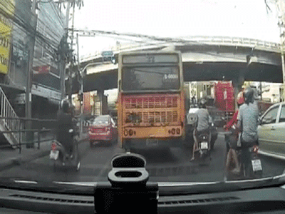 Video: Có mắt sau gáy và pha luồn gầm xe đầy mạo hiểm của người phụ nữ