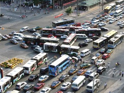 Xe bus lao vào xe tải, gần 50 người thương vong