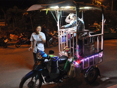 Cha chở 2 con trong lồng sắt rong ruổi khắp SG mưu sinh