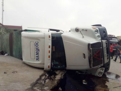 Hà Tĩnh: Thi thể người đàn ông kẹt dưới thùng xe container
