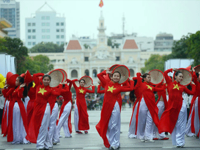 Hàng ngàn tà áo dài học trò ngập phố đi bộ Nguyễn Huệ