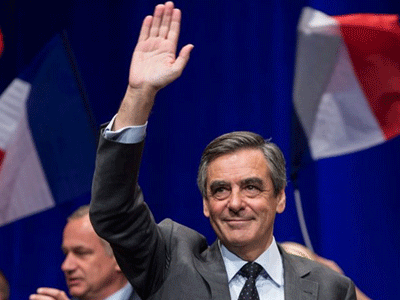 Ứng viên tổng thống Pháp Francois Fillon nhận thêm "quả đắng"