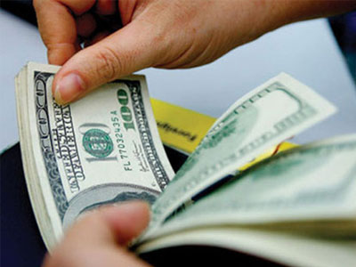 Bắt giữ người đàn ông đến ngân hàng đổi 100.000 USD cạo sửa