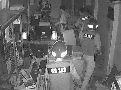 Clip: Cảnh sát bắt quả tang tên trộm "giả ma" trong đêm