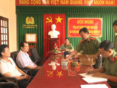 Công an trả lại gần nửa triệu đô la phát hiện trong cốp xe