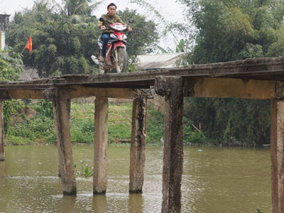 Dân đánh cược mạng sống qua chiếc cầu cũ nát