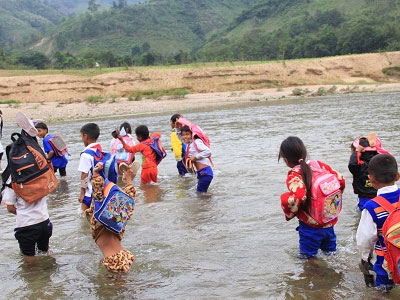 Quảng Trị: Rơi nước mắt nhìn học sinh tím tái lội sông đến trường