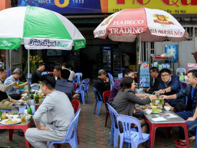 Video: Quán nhậu Hà Nội coi vỉa hè như "của nhà mình"