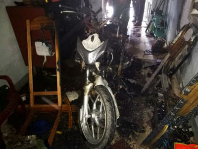 Xe SH bất ngờ phát lửa gây cháy nhà giữa khu dân cư